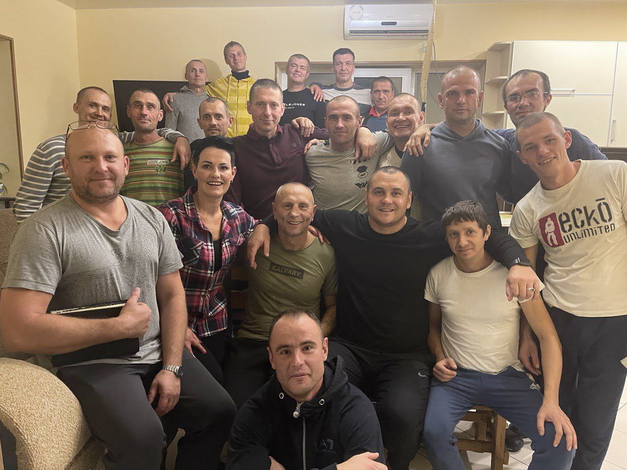 Група учасників програми звільнення від залежностей в дружній бесіді