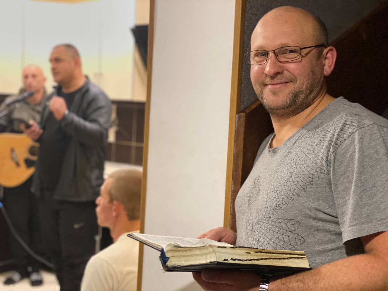 Учасник програми вивчає Біблію як частину духовного відновлення