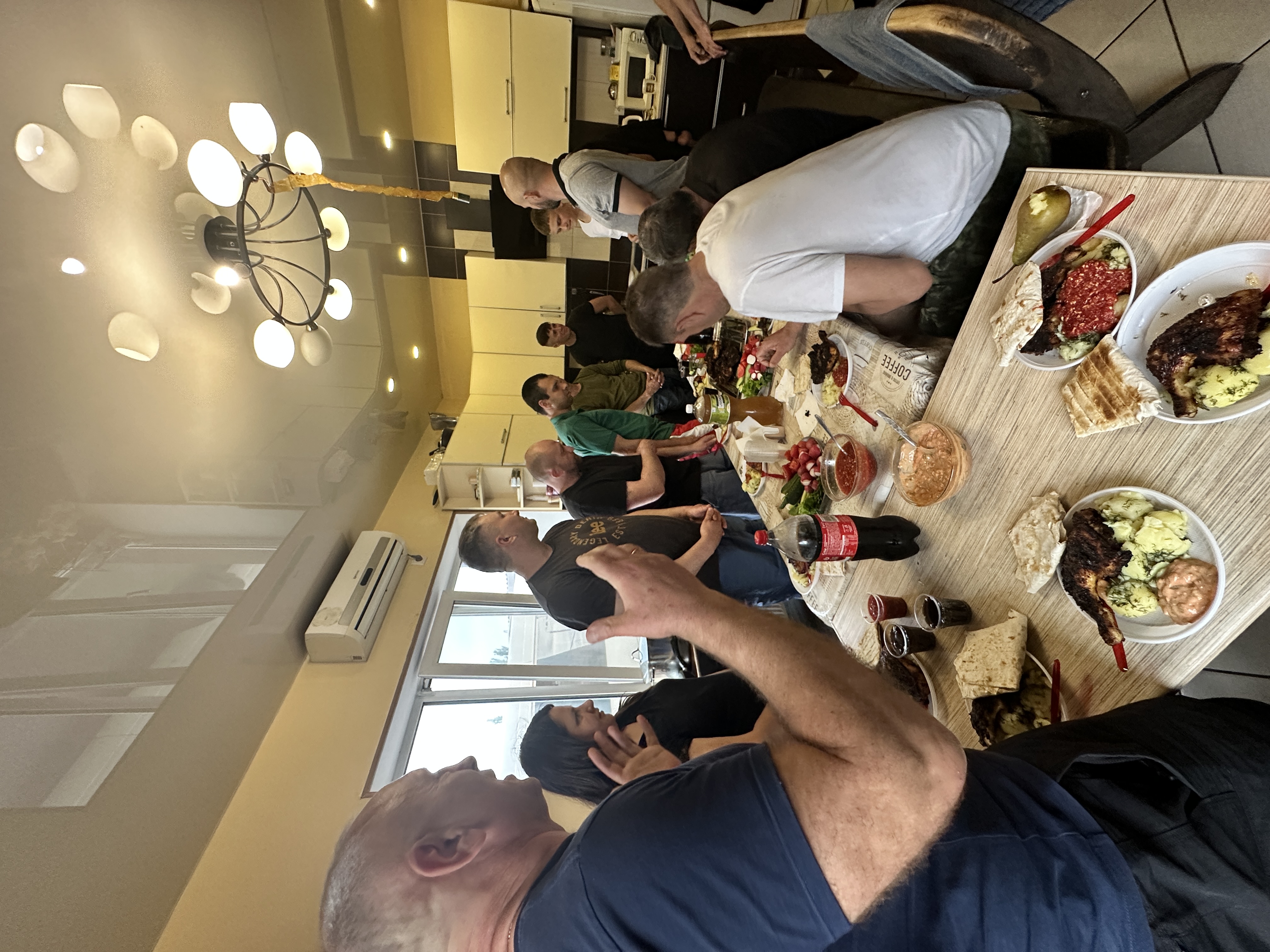 Спільний обід учасників центру Перемога в їдальні